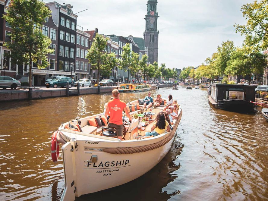 Open rondvaartsloep bij Anne Frank Huis