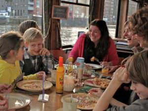 Pannekoekenboot Amsterdam rondvaart over het IJ door de haven met onbeperkt pannenkoeken eten