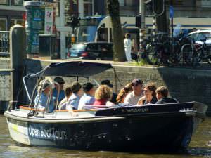 Rondvaart Amsterdam met open sloep door de grachten gevonden met Rondvaartvergelijker