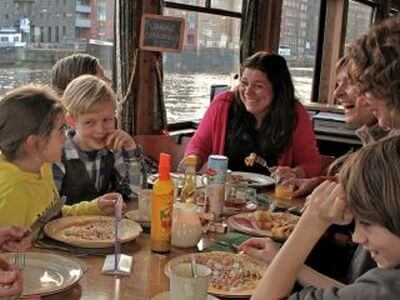 Rondvaart Amsterdam met diner aan boord Pannenkoekenboot Pizza Cruise Supper Club gevonden met de Rondvaartvergelijker