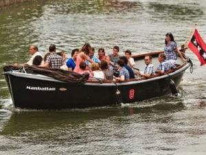 Sloep of salonboot huren in Amsterdam voor een rondvaart op maat over de grachten