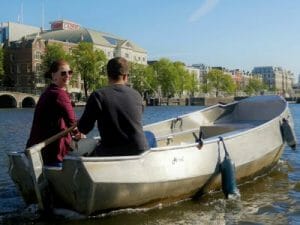 Boot mieten und selbst fahren auf den Grachten von Amsterdam bei Boaty und Boats4rent