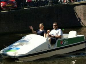 Tretboot Elektroboot SUP Kayak mieten für eine aktive Grachtentour in Amsterdam