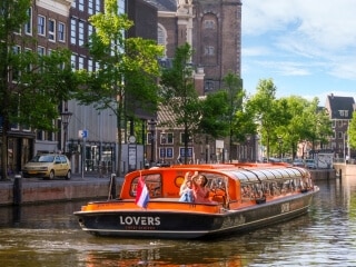 De voordeligste rondvaart van Amsterdam met een traditionele rondvaartboot biedt Rederij Plas Voordeligste rondvaart Amsterdam traditionele rondvaartboot Rederij Plas